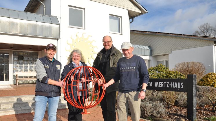  ﻿﻿Stolz auf die künstlerische Maßanfertigung aus Metall sind (von links): Jens Köster (Beschäftigter), Christel Östreich (Einrichtungsleiterin), Anselm Treu (ehem. Arbeitsgruppenleiter) sowie Beschäftigter Heiko Ludwig.