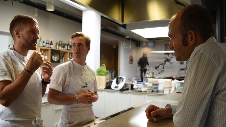 Sebastian Gibrand, till vänster, i samtal med Christian Di Luca och assistenten Gustav Leonhardt. 