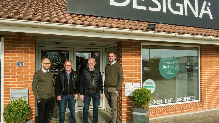 Indehaverne af Designa Thisted, Arne H. Jensen og Bjarke Storgaard, giver tøjlerne videre til de nye ejere, Jesper Vinther Fruergaard og Henrik Holm Poulsen, der også står bag Designa butikkerne i Herning og Lemvig. Foto: PR.