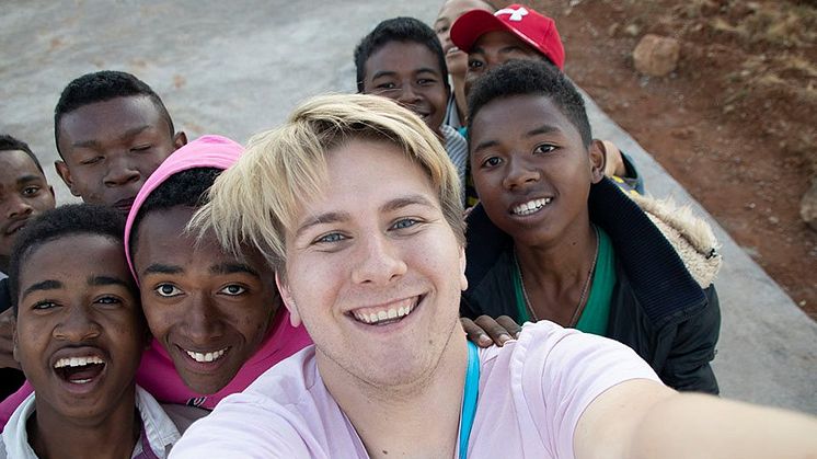 Giving Tuesday 2019:  Christoffer Mathiesen AKA Kattekryp oppfordrer til å støtte NMS` arbeid blant døve på Madagaskar.