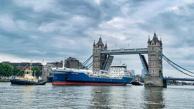 Fure Vinga passing Tower Bridge