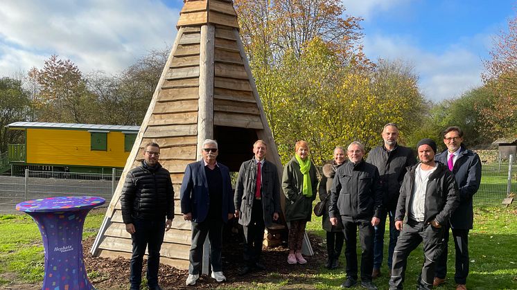 Zur offiziellen Übergabe des Tipis trafen sich Spender*innen, Vertreter der Hephata Diakonie sowie Lehrerinnen der Eckhard-Vonholt-Schule, die das Tipi in Zukunft nutzen werden. Alle Namen von links nach rechts lesen Sie am Ende des Beitrags.