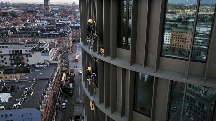 Vinduespolering på Axel Towers en tidlig morgen 