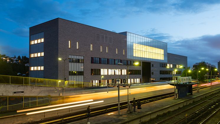 Mellom skolebygg og T-bane er det bygd et nytt sykkel- og gangfelt. Det er ingen parkeringsplasser på skolens område. (Alle bilder Finn Ståle Felberg/Undervisningsbygg.)