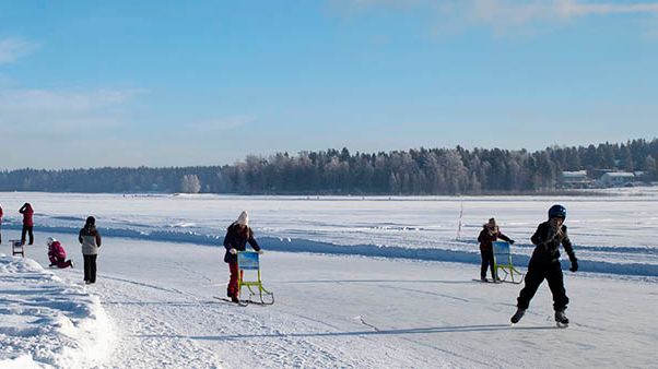 Isen har vuxit till sig bra och den populära isbanan på Nördfjärden har öppnat för allmänheten. Foto: Piteå kommun