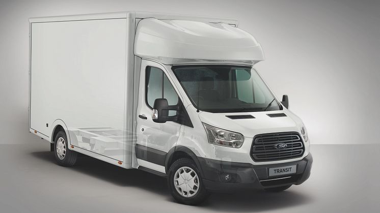 Az új Ford Transit könnyített szerkezetű fülkés alvázkivitel alacsony platómagassággal, és 200 kilóval nagyobb teherbírással készül