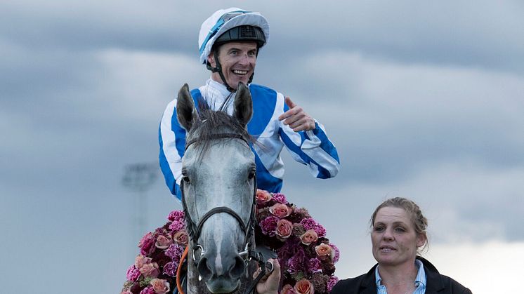 Thundering Blue med jockey Fran Berry efter segern i Stockholm Cup International