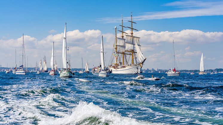 Zur Kieler Woche brechen viele Traditionssegler zu vielfältigen Segeltörns auf.