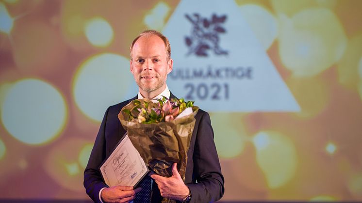 Fredrik Larsson, AT-chef på Södersjukhuset, mottar Läkarförbundets hederspris "Läkare som leder". Foto: Liisa  Eelsoo