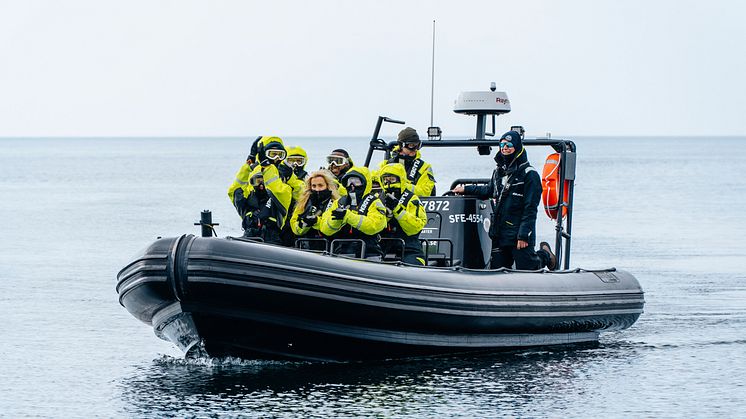 Eleverna får åka rib-båt. Foto: Sölvesborg-Mjällby Sparbank