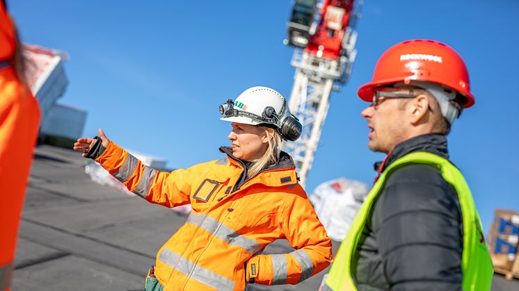 ”Det känns bra att veta att ROCKWOOL isolering kommer att återvinnas till nya produkter istället för att gå till deponi", säger Arbetsledare Louise Goksöyr på Peab.