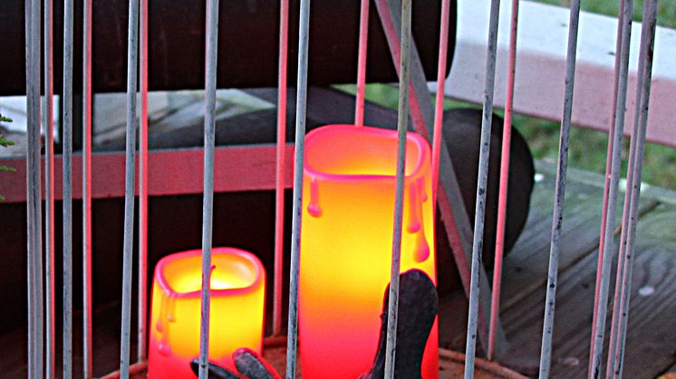 Röda ljus med skymningssensor i bur