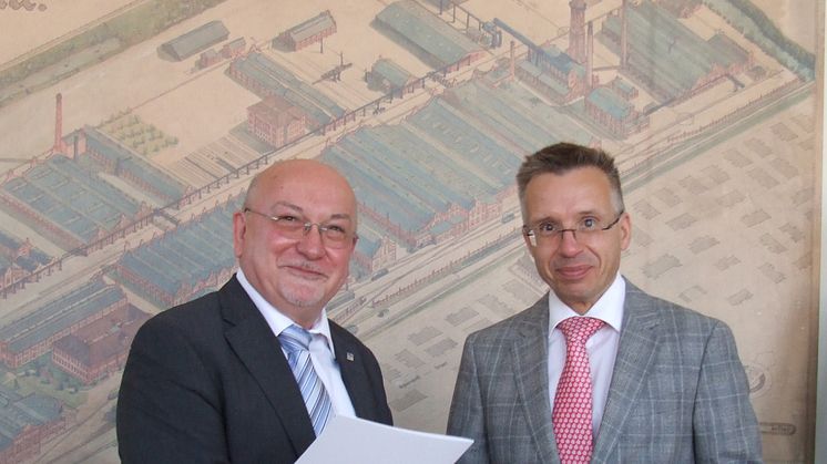 TH-Präsident Prof. Dr. László Ungvári und ZDPol-Direktor Frank Stolper besiegeln mit einem Händedruck die Kooperation für die nächsten fünf Jahre.