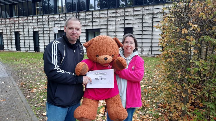 Chris Bräutigam übergibt Spendenscheck an Kerstin Stadler