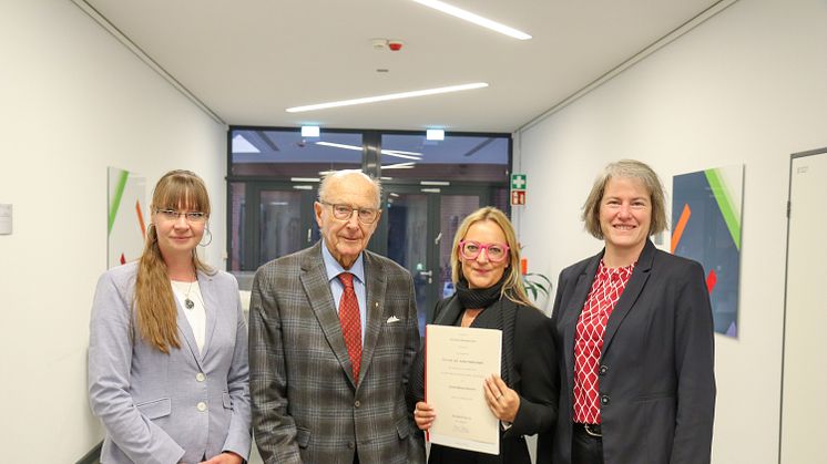 Tanja Jürgens, Geschäftsführerin Fakultät I, Stifter Carl Leiber, Prof.in Dr.in Jantje Halberstadt und Universitätspräsidentin Prof.in Dr.in Verena Pietzner.