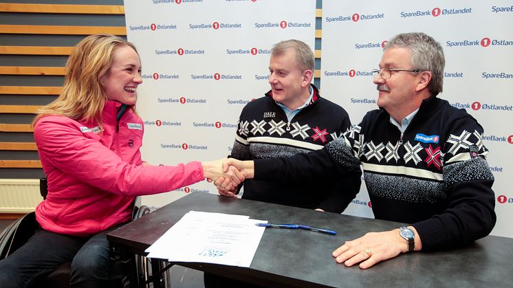 Richard Heiberg (t.v.), styremedlem i SpareBank 1-alliansen, og skipresident Erik Røste signerte avtalen under NM på Gåsbu, der SpareBank 1 Østlandet, med Heiberg som adm. dir., er hovedsponsor. Her sammen med Birgit Skarstein. Foto: NTB/Scanpix