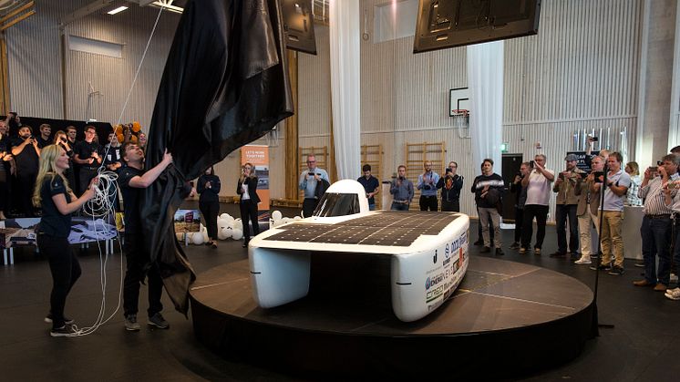Här visas solbilen upp för första gången. Foto: Daniel Ekman