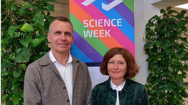 Robert Kingfors, Vd Södertälje Science Park AB och Eva Helén, Utvecklingsstrateg Södertälje Science Park AB, ser fram emot ett digitalt Science Week mellan den 3-5 februari som i år har temat "Hur säkrar vi svensk produktion?".