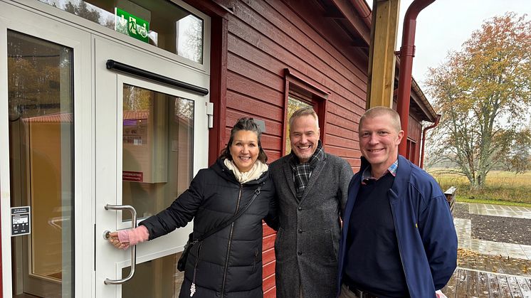 Representanter för OBOS och NPF-specialisterna (till vänster) vid tillträdet av det nybyggda LSS-boendet i Mosås. 