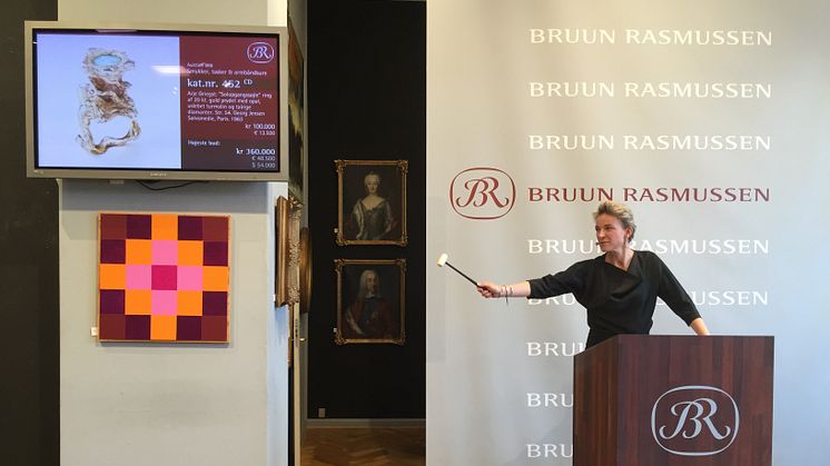 Alexa Bruun Rasmussen sælger Arje Griegsts unikaring for 360.000 kr.