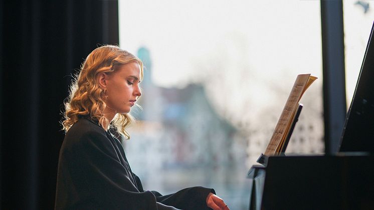 Julia Isaksson, piano, gästar Lill-lördag på Palladium – AW med klassisk musik – den 11 september. Foto: Christoffer Lomfors.