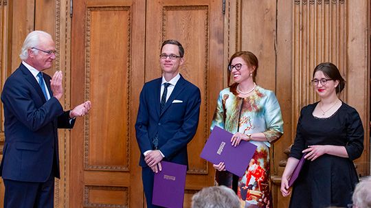 Kungen gratulerar Vitterhetsakademiens stipendiater Svante Landgraf,  Petra Dotlačilová och Annie Burman som mottog diplom under onsdagen. Foto: Henrik Garlöv/Kungl. Hovstaterna