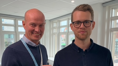 VA SYD tar steget över till smarta vattenmätare och IoT-kommunikation. Här visar Magnus Johanssson, Dahl, och Simon Granath, projektledare på VA SYD upp innovationen. 