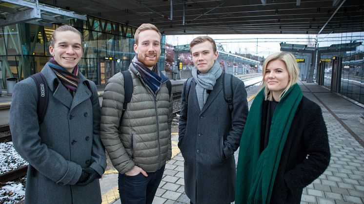 Civilingenjörsstudenterna Elias Ågren, Joakim Eriksson, Johannes Norén och Olivia Walfridsson har utrustats med var sitt interrailkort, så att de kan ta tåget till sina studiedestinationer i Europa. Foto: Anna-Lena Lindskog