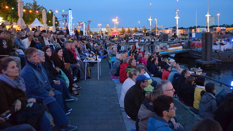 Stimmungsvoll: Public Viewing zur Sommeroper am Bootshafen