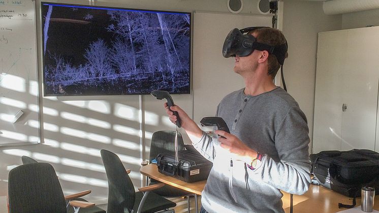 I Ljungbergslaboratoriet finns avancerad utrustning för Virtual Reality. Här använder jägmästarstudenten Oscar Jakobsson utrustningen för att ”flyga” runt i en marklaserskannad björkdunge. Foto: Mattias Nyström, SLU.