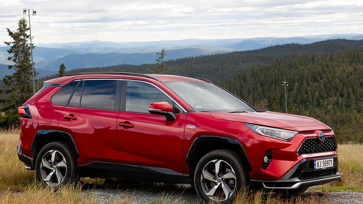 Toyota RAV4 på salgstoppen: RAV4 er mest solgte personbil i Svolvær. Foto: Toyota Norge. Høyoppløselig bilde i bunnen av artikkelen.