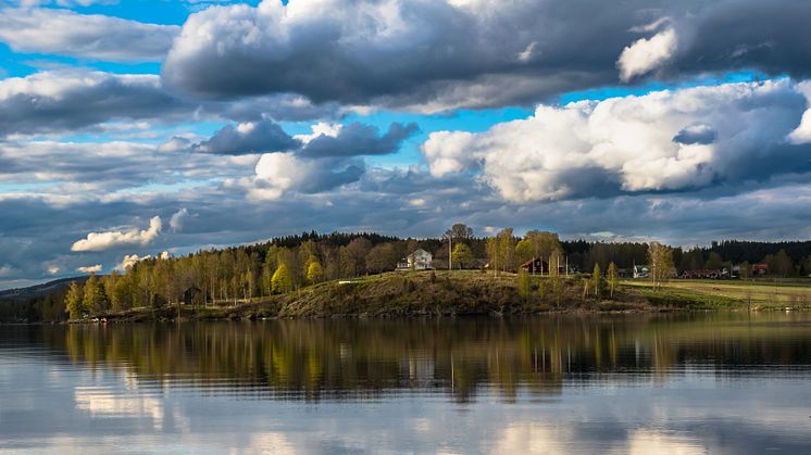 Sunne kommun avsätter nu årligen en halv miljon kronor för att bidra till att landsbygden utanför tätorten ska utvecklas. Vy över sjön Fryken och Berga hembygdsgård i Lysvik, Sunne. Foto: Jens Vik