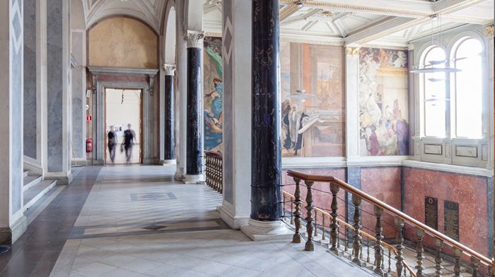 Entréhallen med ursprunglig inredning och väggmålningar av Carl Larsson från 1890-talet. Foto: Mattias Ek, Stadsmuseet.