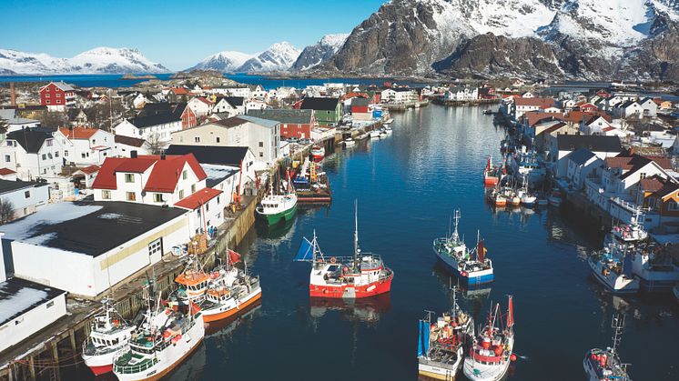 Klassisches Fischerdorf in Nordnorwegen. Ohne die Fischerei gäbe es viele kleine Gemeinden entlang der norwegischen Küste nicht.