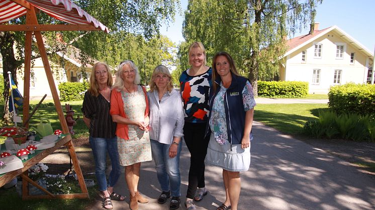 Maria Krigström, Ylva Lindström, Maud Stiller, Juliane Thorin och Elin Axelsson hoppas på många besökare till Sommargatan Hällekis den 3-6 juni.