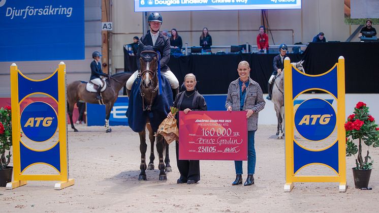 Segraren av Jönköping Grand Prix 2023 heter Bruce Goodin. Här med Cecilia Wallin, projektansvarig för ATG:s ridsportsatsningar och Jönköping Horse Shows sportchef Josephine Sjölin