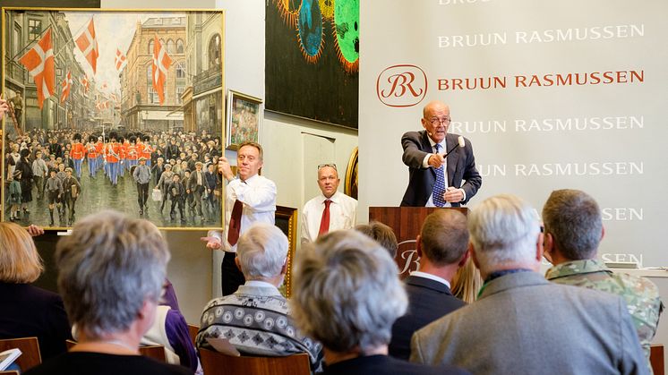 Jesper Bruun Rasmussen sælger her Paul Fischers maleri af "Kongens fødselsdag" fra 1925