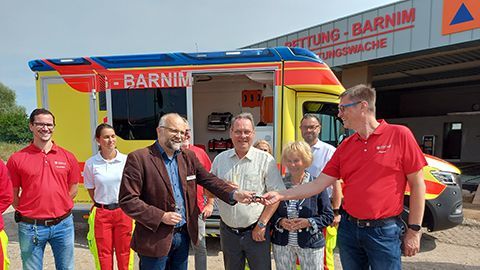 Foto: Landrat Kurth überreicht symbolisch Schlüssel für die Inbetriebnahme des neuen Rettungswagen an Daniel Fischer, Bereichsleiter Einsatzdienst