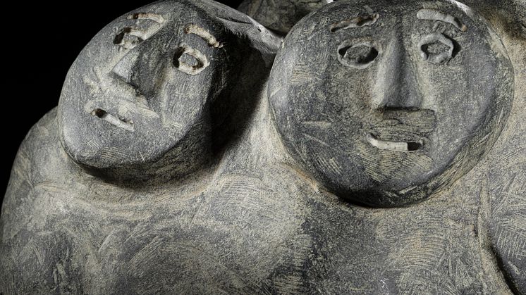 Elders/ Aînés, Lucy Tunguaq, Baker Lake, Nunavut. Kunskapens väktare – de som visste hur man överlevde i Arktis genom att observera, göra jämförande analyser och använda sina gemensamma erfarenheter. Detta var kunskaper som överfördes muntligt.