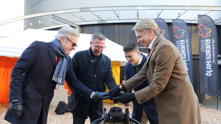 Magnus Kårestedt, VD Borås Energi och Miljö, Christer Södeliden, VD Pulsen Fastigheter, Filip Strömgren, energiingenjör Riksbyggen Väst och Per Bolund, vice statsminister, miljö- och klimatminister.