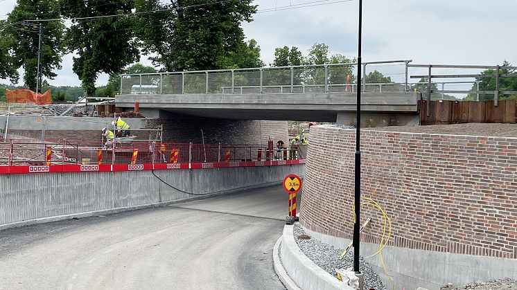 Bil-, gång- och cykeltrafik kan nu gå under Roslagsbanan vid Frescati.