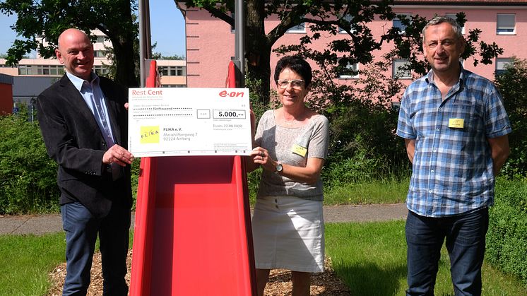 Spendenübergabe am Klinikum Amberg: Die FLIKA e.V. Vorsitzende Margit Meier (m.) und Kassier Oskar Schmidt (r.) mit Bayernwerksmitarbeiter Lothar Haberzeth (l.)