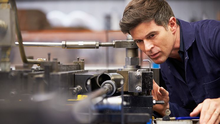 Whether aerospace, medicine or automotive engineering - in some industries it is essential that components are manufactured with the utmost precision. Precision mechanics makes this possible. (© Monkey Business Images/Shutterstock.com).