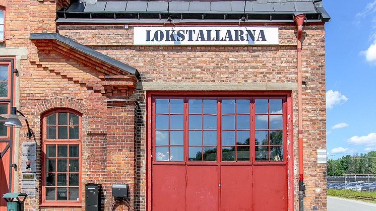 En bild över lokstallarna, Karlshamn