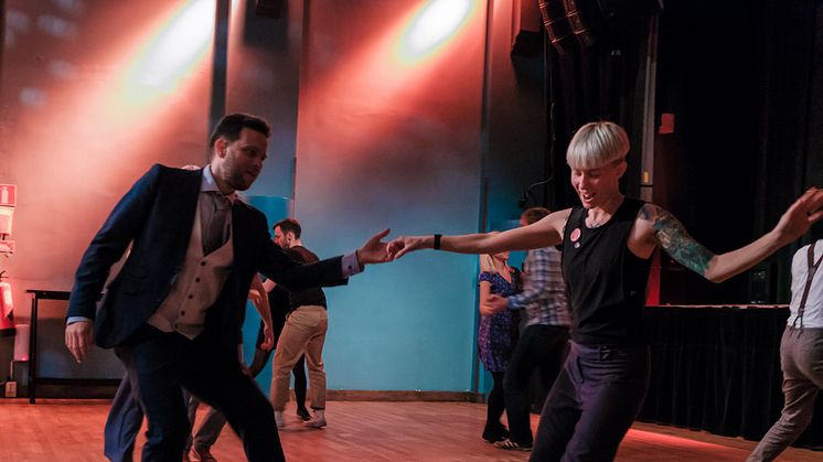 Mattias Bruzelius och Anna Lund swingar loss i en Lindy Hop på Cats' Corners Wednesday Night Hop på Moriska Paviljongen i Malmö