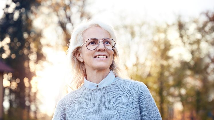 Ålderssynthet beror på att elasticiteten i ögats lins försämras. De första tecknen kan komma runt 40-års ålder.