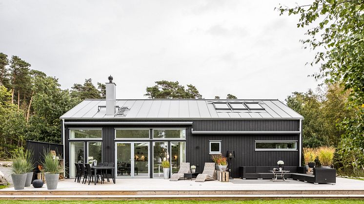 Unika prefabricerade hus kan bli billigare och tillverkas mer flexibelt med nya automationslösningar. Bilden visar en villa från A-hus/Derome som tillsammans med flera andra aktörer medverkar i projektet Tillverka i trä. Foto: Derome