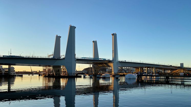 På fredag morgon monteras den första pylontoppen på Hisingsbron.