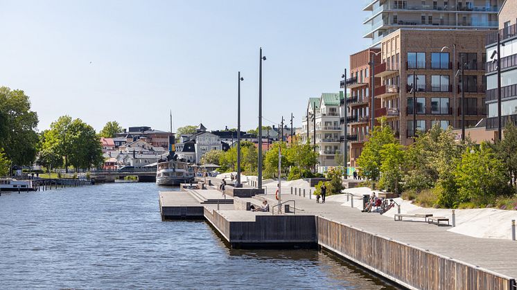 Vy över Hamnpromenaden mot väster, med den nya stadsdelen till höger och den gamla stadskärnan i fonden.