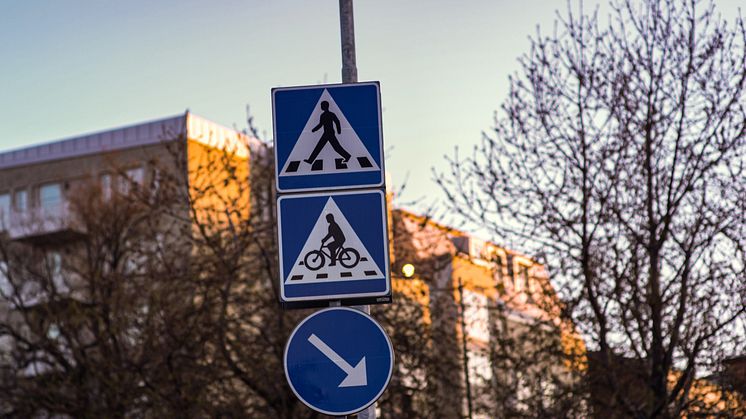 Skylten i mitten signalerar att du närmar dig en cykelöverfart. Den ser precis ut som herr gårman, fast på cykel.